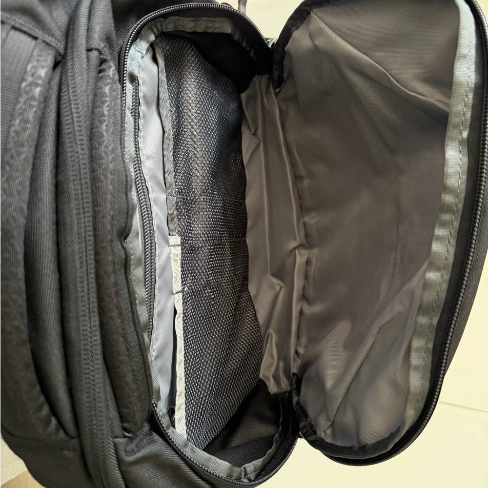 Brand new The North Face Vault Black Backpack - Picture 5 of 8